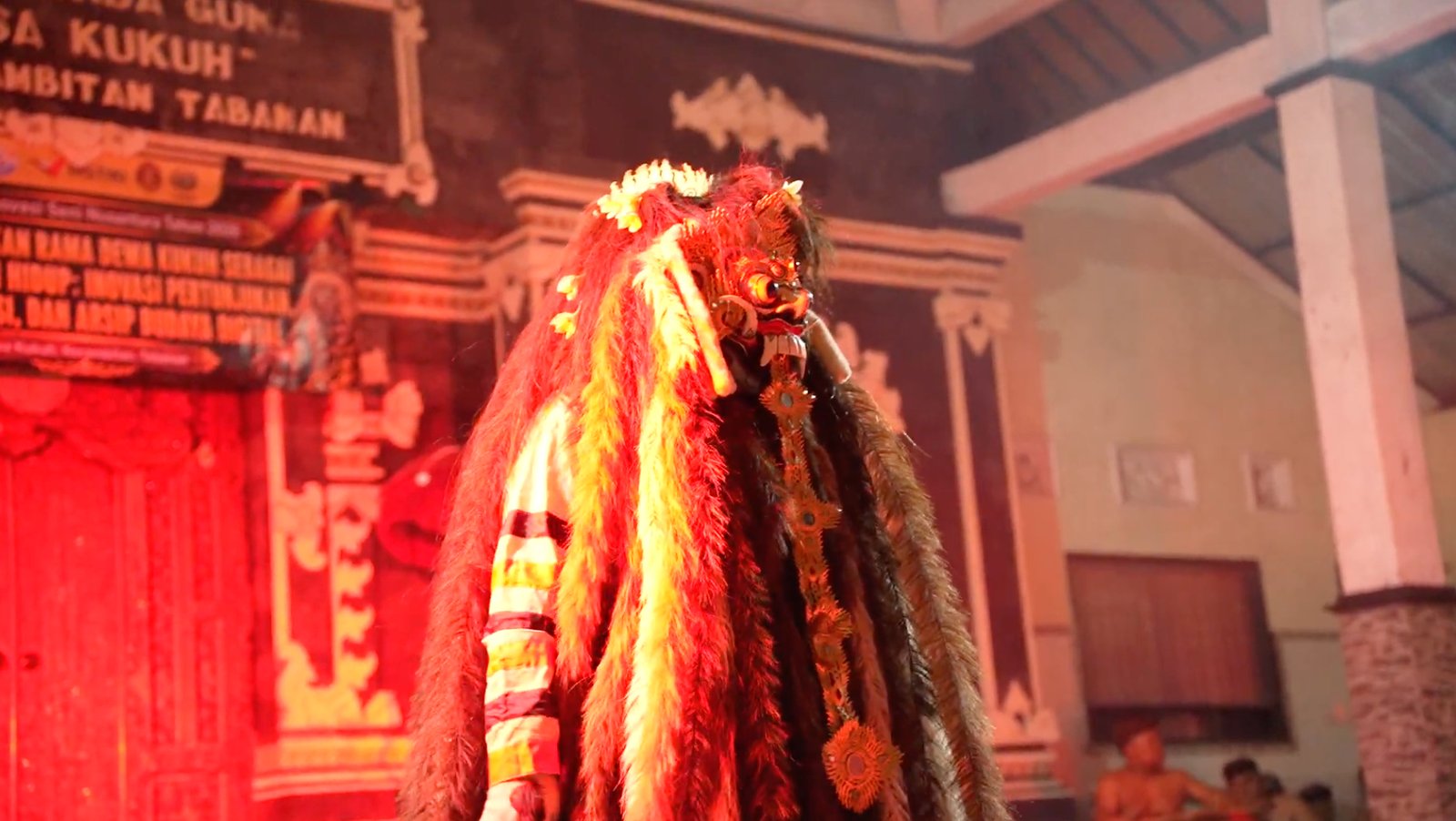 Tokoh bertopeng (Rangda) dalam adegan dramatari Tektekan